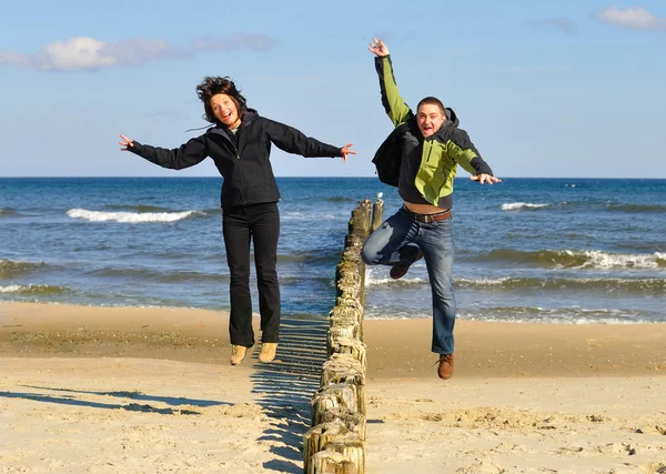 Saltando en la playa — Foto de Stock