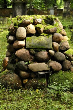 eski, yosunlu mezar taşı.