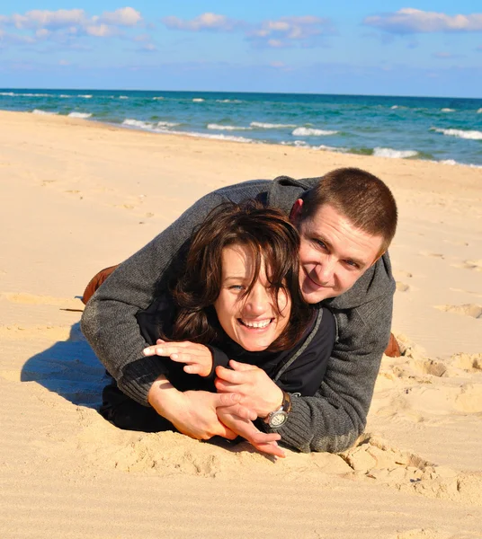 Любовники на песке — стоковое фото