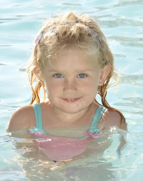 Dziewczynka w wodzie. — Zdjęcie stockowe