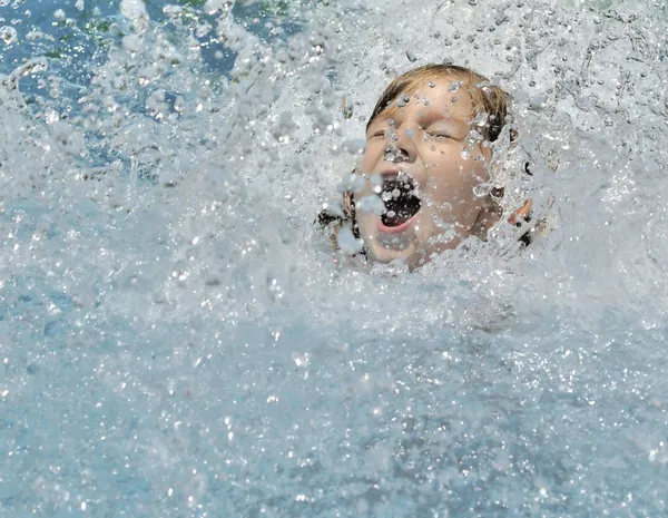 Menina brincando na água . — Fotografia de Stock