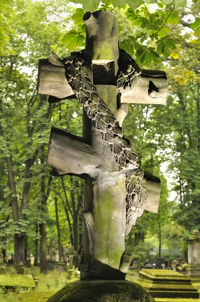 Starý, mechový kříž. hrob. — Stock fotografie