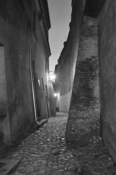 Starý, starožitný ulice v noci. — Stock fotografie