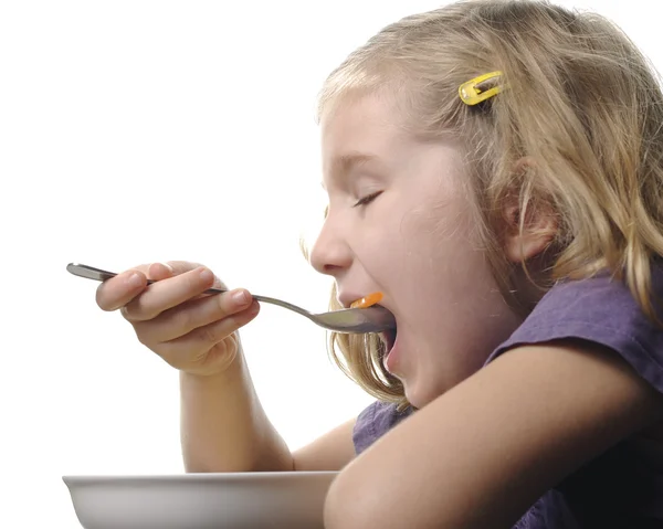 Маленька дівчинка їсть суп — стокове фото