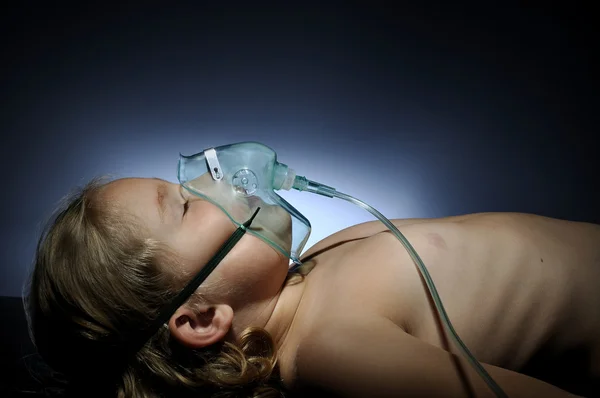 Little girl in mask oxygen. — Stock Photo, Image