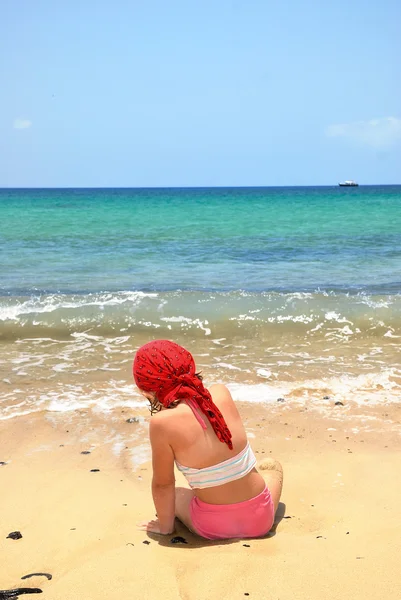 Petite fille près de la mer . — Photo