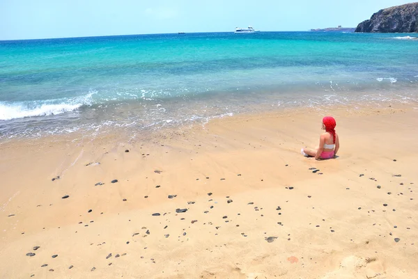 Маленька дівчинка біля моря . — стокове фото
