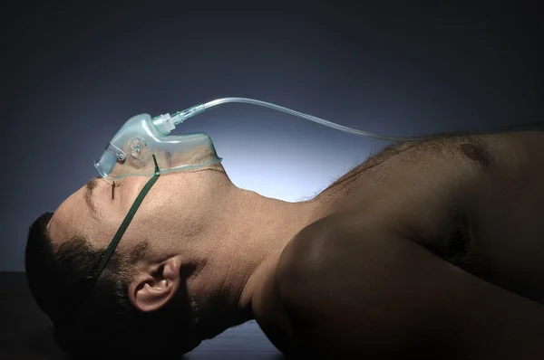 Hombre enmascarado oxígeno . — Foto de Stock