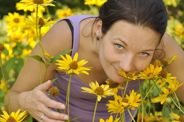 Kvinna med blomma. — Stockfoto