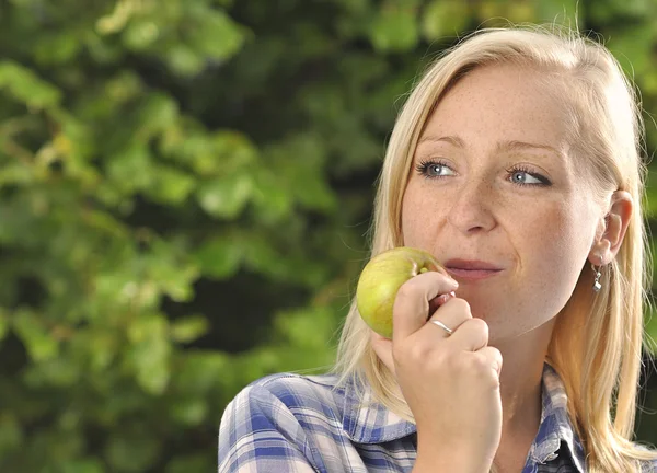 Woman eating apple. — Stock Photo, Image