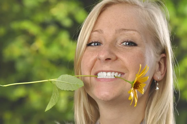 Donna con fiore . — Foto Stock