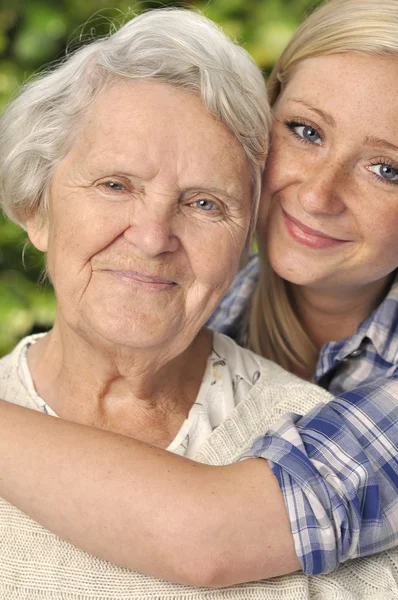 Mormor och barnbarn. — Stockfoto