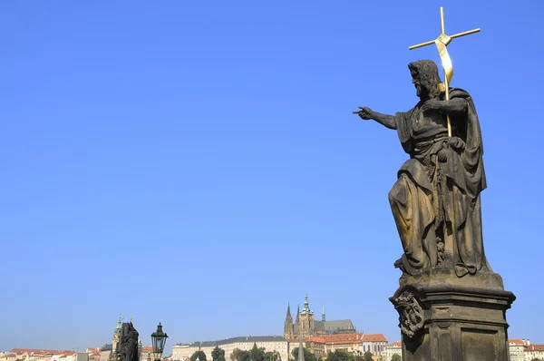 Памятник Карлову мосту в Праге . — стоковое фото