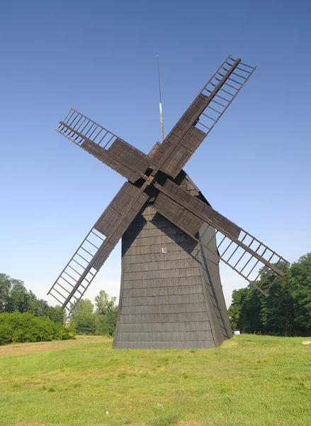 Antiguo molino de viento en Polonia . — Foto de Stock