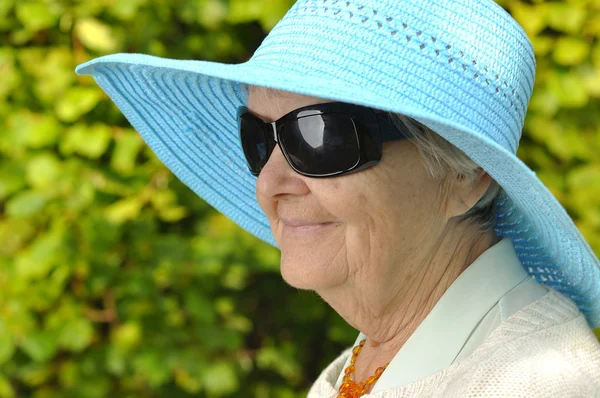 Roliga äldre kvinna — Stockfoto