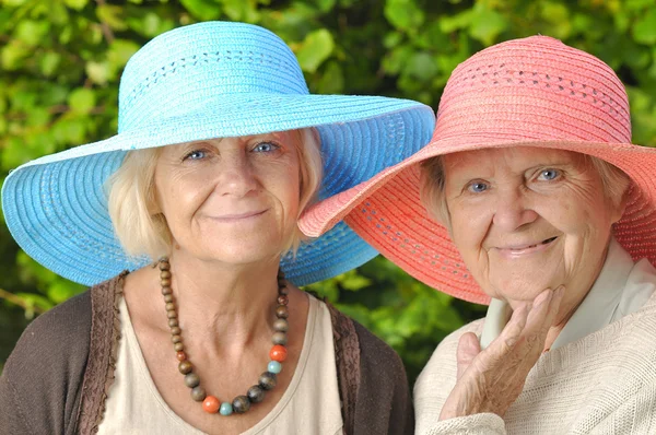 Glückliche Frauen mit Hüten. — Stockfoto