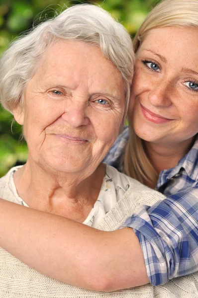 Mormor och barnbarn. — Stockfoto