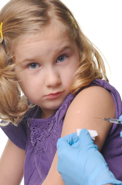 Barnvaccinationer på en vit — Stockfoto