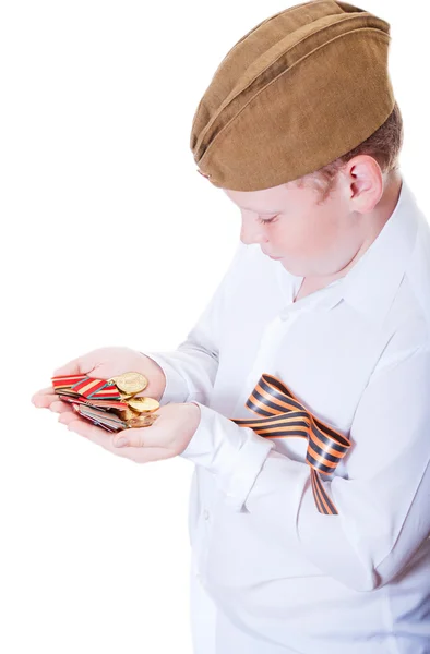 Pojken håller i en hand medaljer — Stockfoto