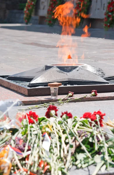 The eternal flame at the monument to eternal glory — Stock Photo, Image