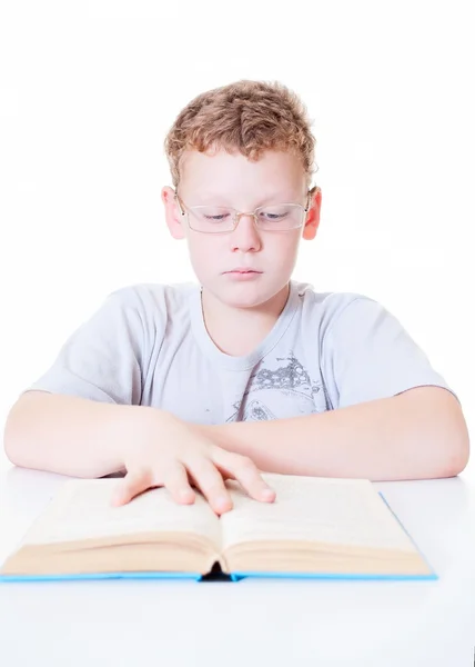 Kind leest een boek — Stockfoto