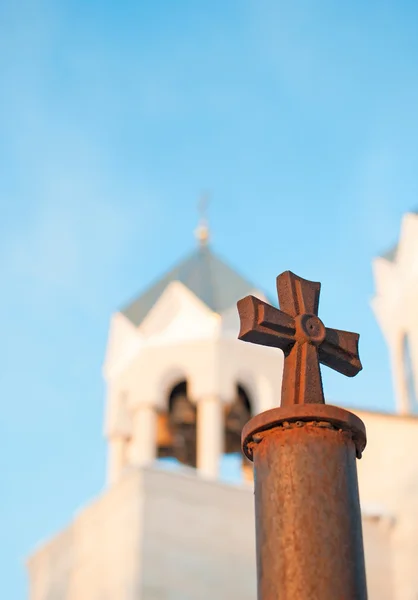 Cross mot kyrkan bell tower — Stockfoto