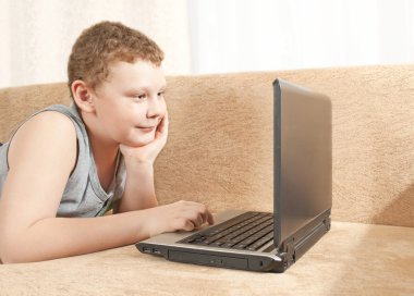 bir çocuk bir bilgisayarla senkronize edin