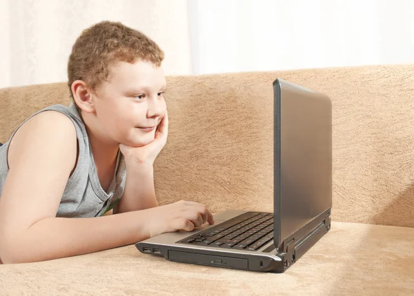 Un garçon avec un ordinateur — Photo