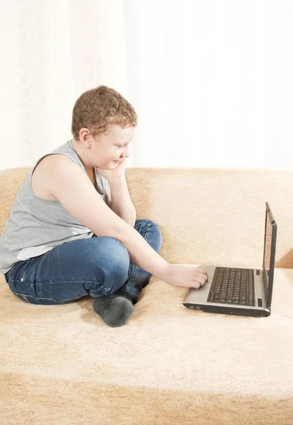En pojke med en dator — Stockfoto
