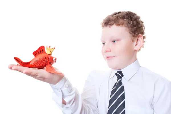 Pojken håller en guldfisk av modellera — Stockfoto