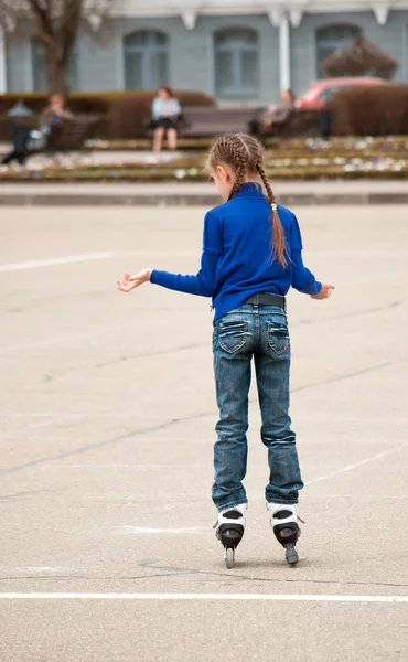 Girl skating on roller skates — Stock Photo, Image