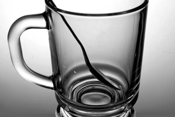 Glas van het glas met een handvat en een lepel binnen de — Stockfoto
