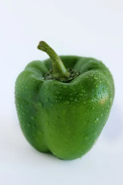 Pimienta verde en las gotas de agua — Foto de Stock