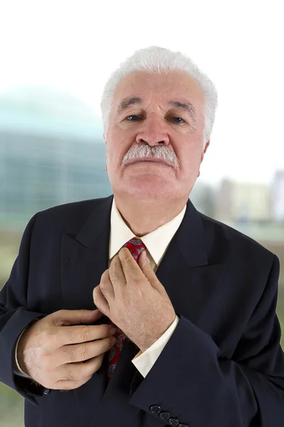 Człowiek biznesu pijący kawę po turecku — Zdjęcie stockowe