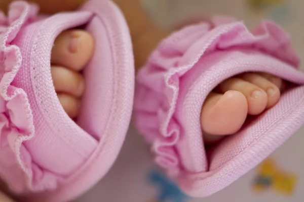 Kleine Füße in rosa Pantoffeln — Stockfoto