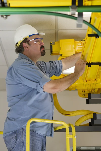 Telecom Switch Worker inspecting Fiberoptic Cables — Stock Photo, Image