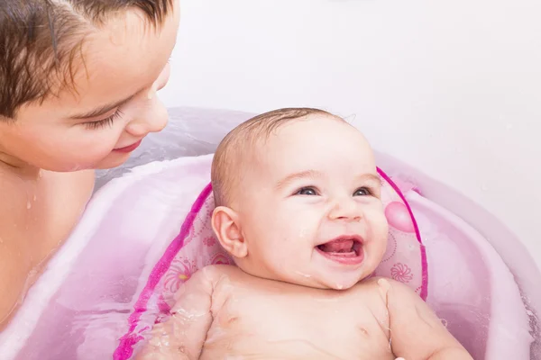 Crianças tendo banho — Fotografia de Stock