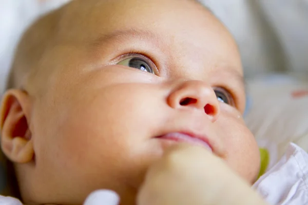 Jaundiced baby uitziende doordachte close-up — Stockfoto