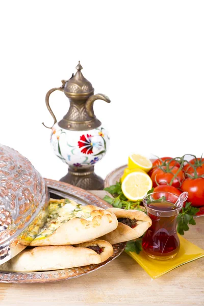 Pide turco in piatto di rame — Foto Stock
