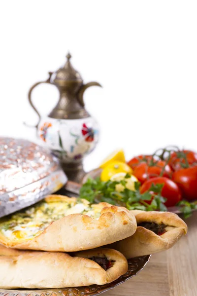 Turkish Pide with ibrik and vegetables — Stock Photo, Image