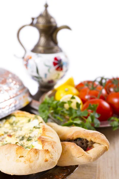 Turkish Pide garnished with vegetables — Stock Photo, Image
