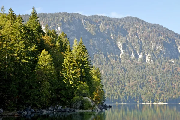 Beau lac dans les Alpes — Photo