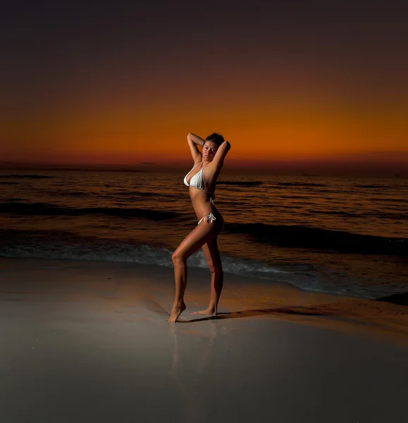 Bikini dziewczynka o zachodzie słońca — Zdjęcie stockowe