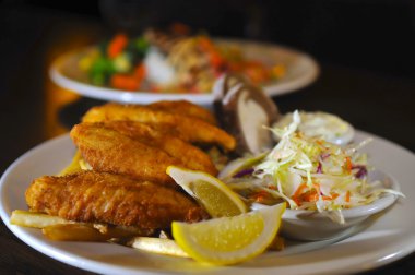 plato de pescado delicioso