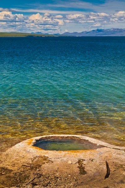 Geyser nel lago — Foto Stock
