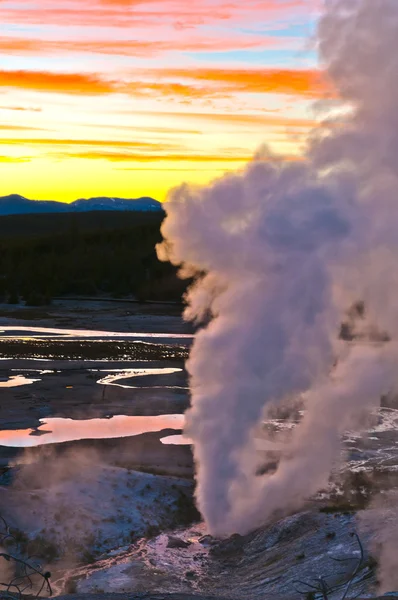 Norris geyser basin na zonsondergang — Stockfoto