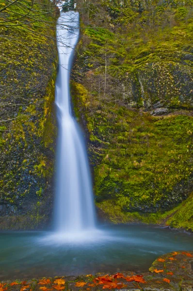Вражаючий водоспад — стокове фото