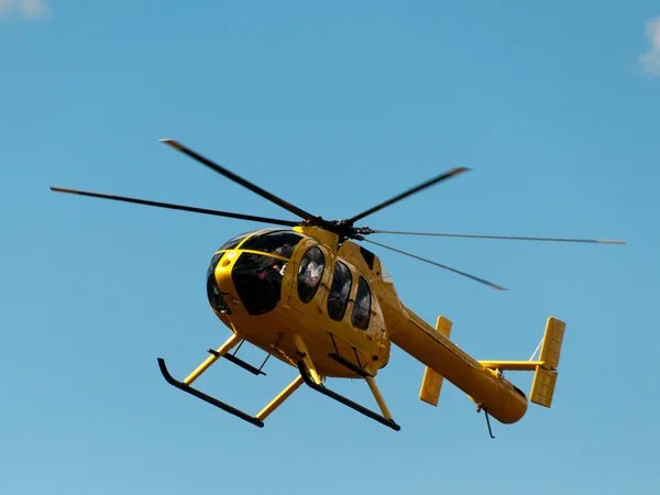 Туристичний вертоліт у польоті — стокове фото