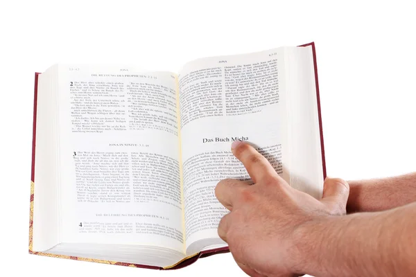 La mano di preghiera tiene una bibbia aperta — Foto Stock