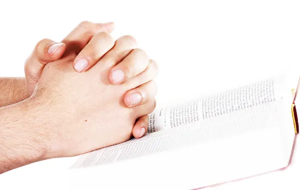 祈祷的手按住打开的圣经 — 图库照片